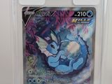 gros plan d'une carte pokemon dans un étui en plastique