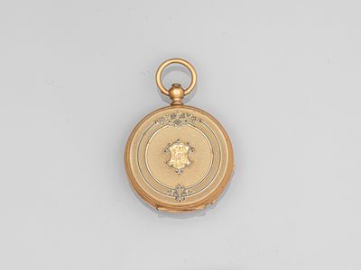 une image d'une montre de poche en or sur une surface blanche