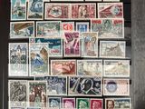 une photo d'une collection de timbres sur une table
