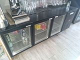 un comptoir noir sur lequel sont posés plusieurs verres