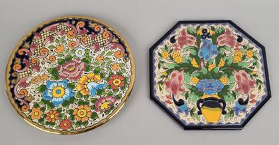deux assiettes décoratives ornées de fleurs, posées sur une table