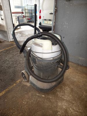 a vacuum that is sitting on the floor in the garage