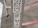 une photo d'un poteau métallique sur lequel est accrochée une pancarte