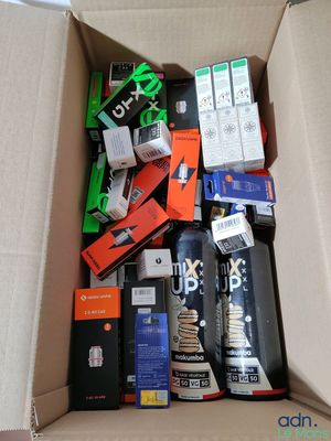 une boîte en carton remplie d'appareils électroniques divers
