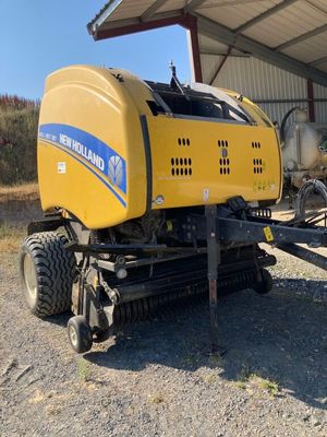 une machine jaune garée devant un immeuble