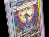 un gros plan d'une carte Pokémon dans un étui en plastique transparent