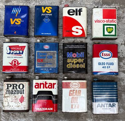 il y a beaucoup de bidons d'essence de toutes sortes par terre