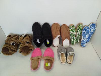 Plusieurs paires de pantoufles sont alignées en rangée