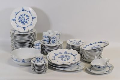 beaucoup d'assiettes et de tasses sur la table