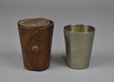paire de verres à shot en argent et en bois avec étui en cuir