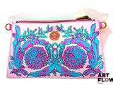 une image représentant un sac à main rose orné de fleurs bleues et roses