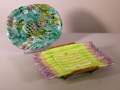 une assiette et une assiette sur laquelle est représentée une tortue, posées sur une table
