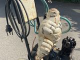 une borne d'incendie dans la rue, à laquelle est raccordé un tuyau