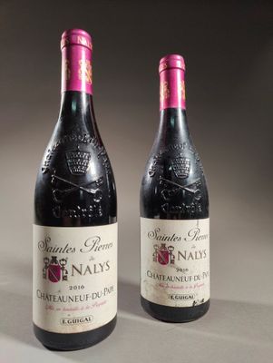 deux bouteilles de vin posées sur une table l'une à côté de l'autre