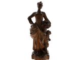 statue représentant une femme tenant un panier de fleurs et un enfant