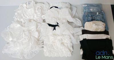 un tas de vêtements posés sur une table