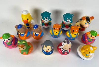un grand nombre de petites figurines posées sur une table