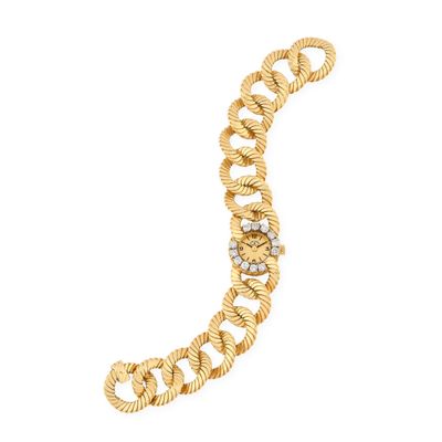 gros plan d'un bracelet en or sur fond blanc