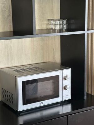 un micro-ondes posé sur une étagère dans une pièce