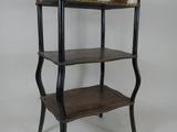 une petite étagère en bois comportant deux tablettes