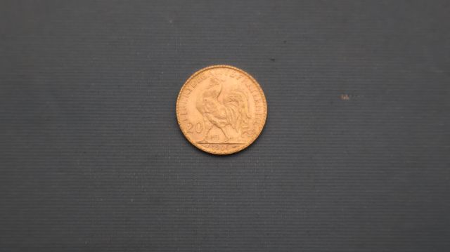 Une pièce de monnaie en or à valeur faciale de 20 francs Français...
