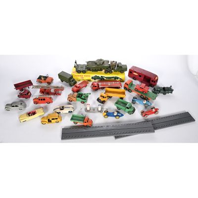 beaucoup de petits trains et de petites voitures sur la table