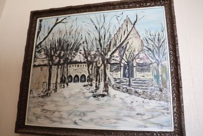 une photo d'un tableau accroché au mur