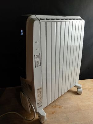 un radiateur blanc posé sur une table en bois