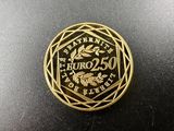 une pièce d'or portant le logo européen des 50 euros