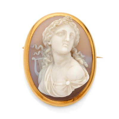 une image représentant le visage d'une femme sur une broche en camée