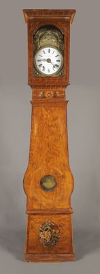 une horloge de parquet en bois avec un cadran blanc sur fond gris