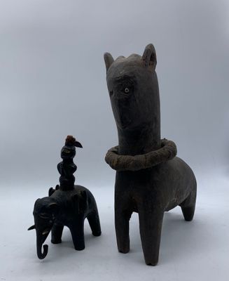 AFRIQUE Réunion de deux statuettes dont une en bronze figura…