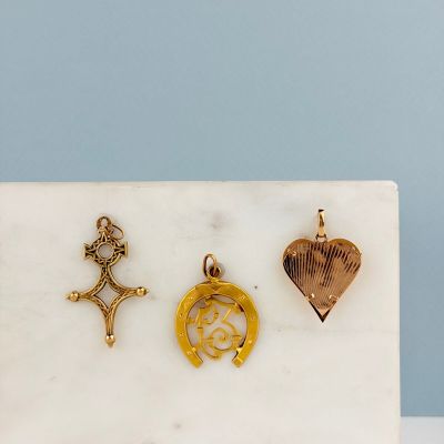 trois breloques posées sur une plaque de marbre posée sur une table