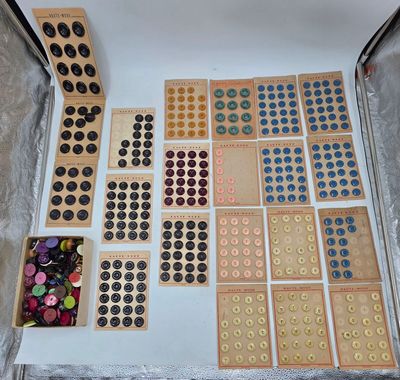 plein de boutons et encore des boutons dans une boîte