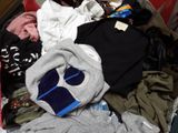 une valise rouge remplie de vêtements et d'une paire de chaussures