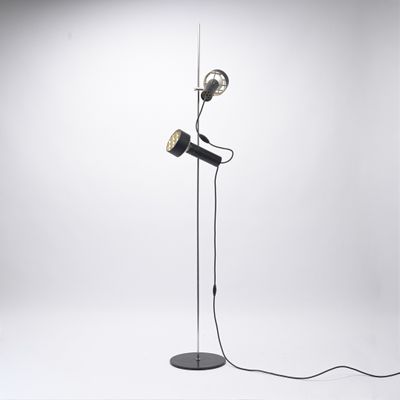 une image représentant une lampe posée sur un pied