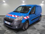 la camionnette bleue est garée sur un sol en damier dans le garage