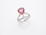une bague en tourmaline rose et diamant