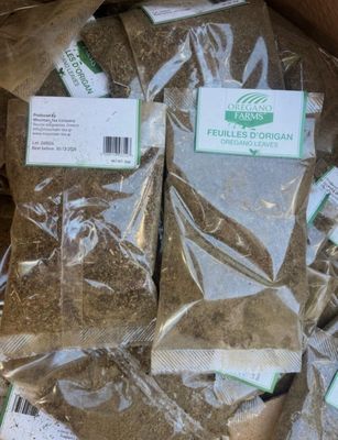 une boîte remplie d'herbes posée sur une table
