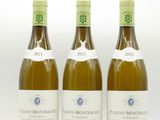 trois bouteilles de vin posées sur une table blanche