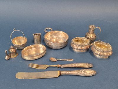 un assortiment de couverts comprenant un couteau, une cuillère et d'autres articles