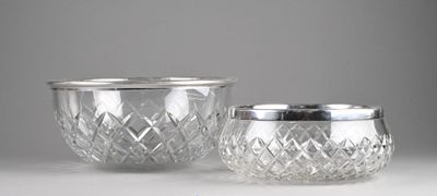 paire de verres en cristal taillé, bordés d'argent, sur un fond blanc