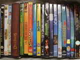 beaucoup de DVD sur une étagère dans la pièce