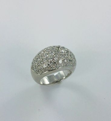 gros plan d'une bague en diamant sur une surface blanche