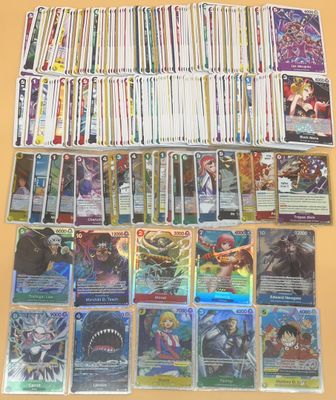 Une grande collection de cartes Pokémon est exposée sur une table.