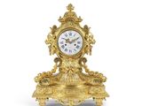 une horloge en or posée sur une table