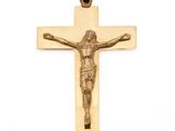 un gros plan d'une croix sur laquelle est représenté Jésus, sur fond blanc