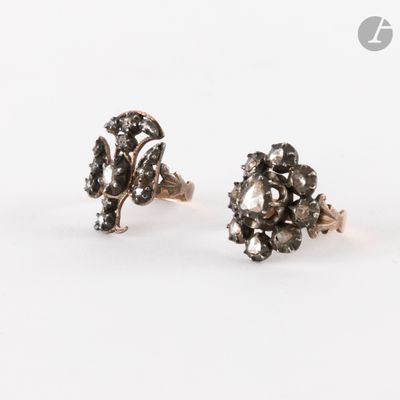une paire de boucles d'oreilles en diamant noir et blanc sur fond blanc