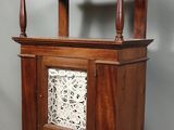 une petite armoire en bois surmontée d'un miroir
