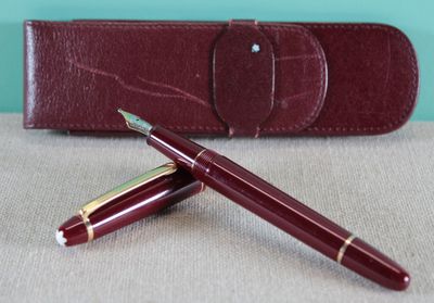 a pen and a case sitting on a table